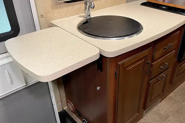 2015 Forest River Lexington 265DS – Pre-Owned Class B+ Motorhome in RVs & Motorhomes in Red Deer - Image 25