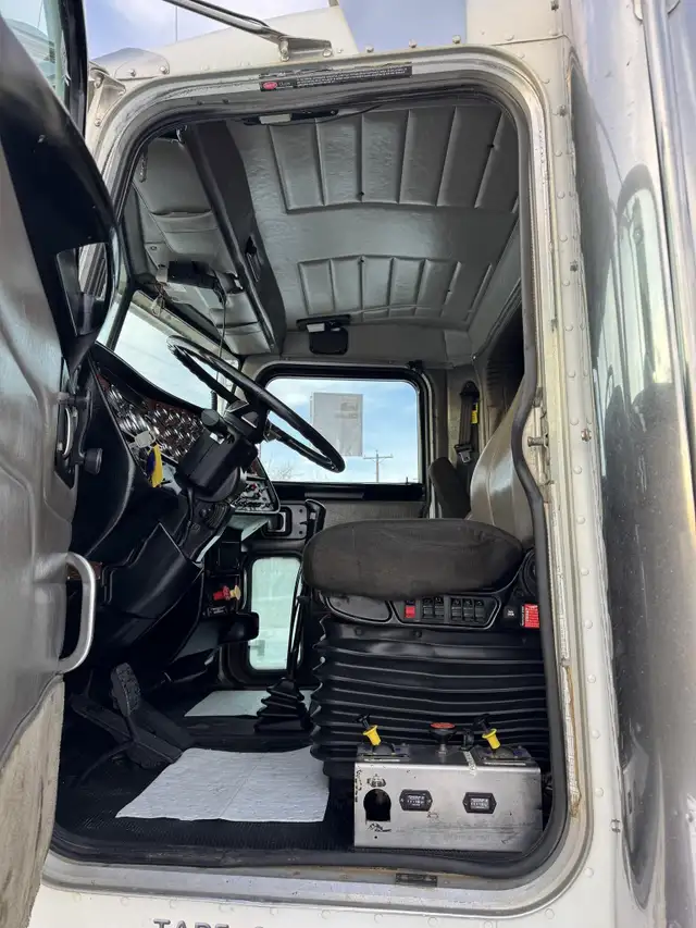 2005 PETERBILT 378 in Heavy Trucks in Saskatoon - Image 14