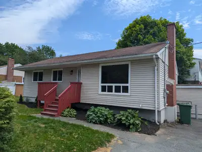 25-059 Lovely upper-level flat in Dartmouth bungalow