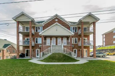 • Disponible pour Mars 2026 • Grand 4 ½ au (3e) étage dans un immeuble de 12 logements, entrées indé...