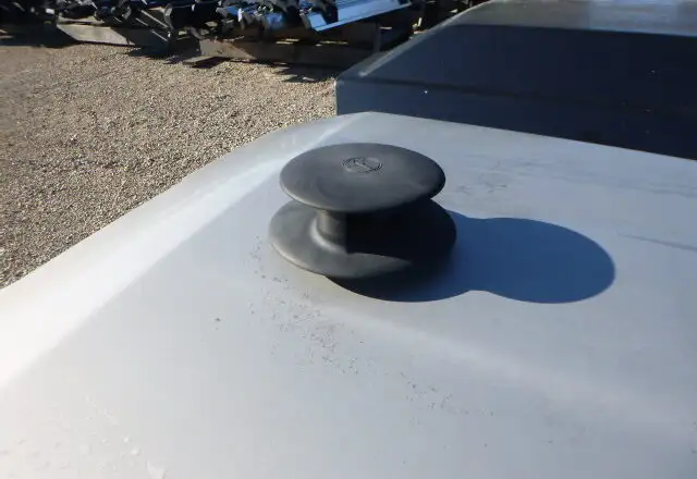 2009 - 2018 Dodge Ram 6'4 PS2 Bright Silver Leer180 Truck Cap in Other Parts & Accessories in Kitchener / Waterloo - Image 3