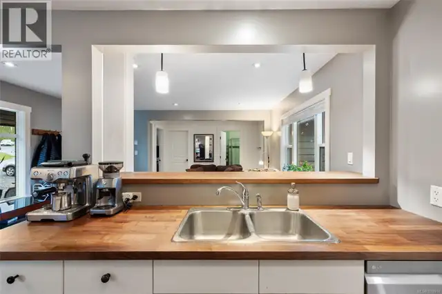 3328 Third St Cumberland, British Columbia in Houses for Sale in Comox / Courtenay / Cumberland - Image 17