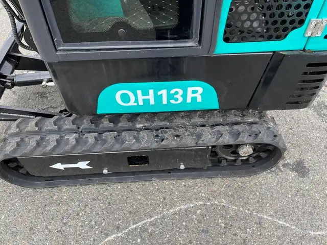 2024 agt Industrial Green QH13R Mini Excavator 420CC Gas Engine  in Heavy Equipment in Richmond - Image 24