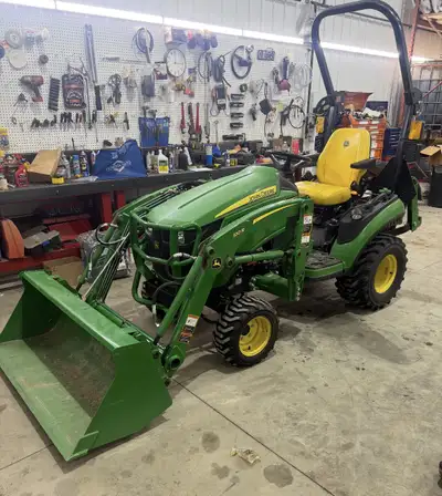 352hrs, 1025R Sub-Compact Utility Tractor (18 PTO hp) Factory Installed Loader with Bucket, Open Ope...