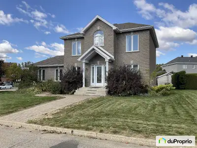 Cottage avec garage double dans un secteur de prestige, avec piscine creusée. La vente est sans gara...