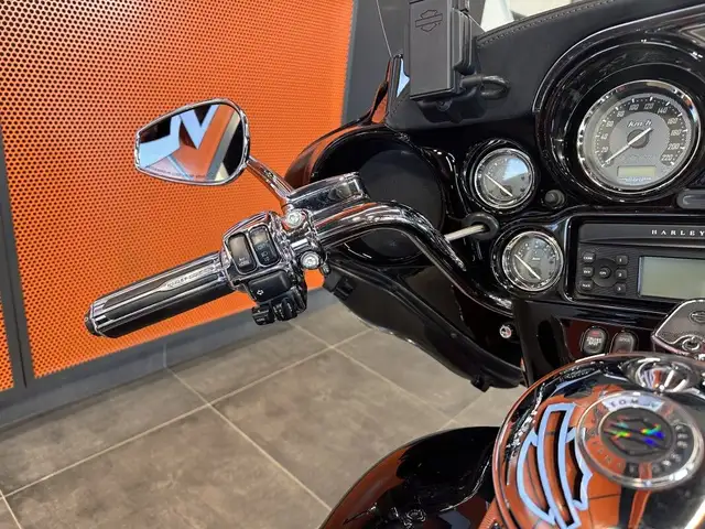 2011 Harley-Davidson CVO Ultra Classic Electra Glide in Street, Cruisers & Choppers in Grande Prairie - Image 9