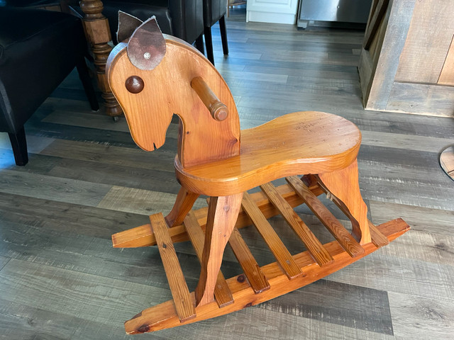 Cheval berçant de bois dans Jouets et jeux  à Ouest de l’Île - Image 2