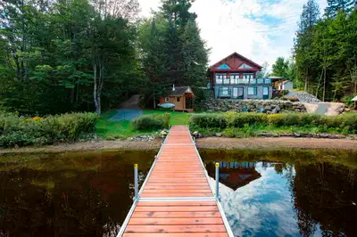 Grand Lac St-François, Lambton. Splendide propriété en bois rond construction 2008 qui a fait l’obje...