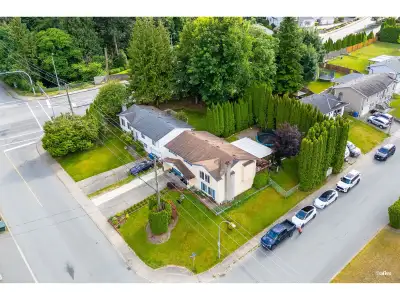 Beautiful detached home with 3 bedrooms, 3 bathrooms & stunning mountain views from living room, bed...
