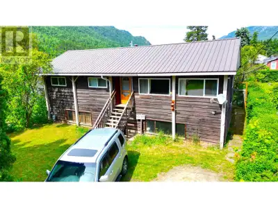 Great Location, walking distance to the Robson school and boat launch! Very Affordable in Sunny Robs...