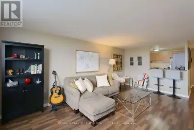 This beautiful 2-bedroom condo offers an exceptional living experience in the heart of Meadowvale. T...