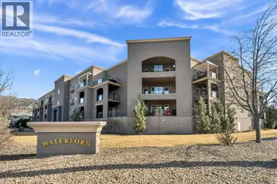 Beautiful 2 bedroom Condo located in the Waterford, a well run and maintained modern condo complex a...