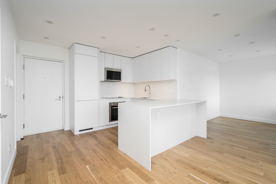 Renovated one bedroom plus den, Oxton and Oriole - ID 622 2