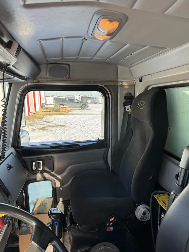 2005 PETERBILT 335 in Heavy Trucks in Saskatoon - Image 16