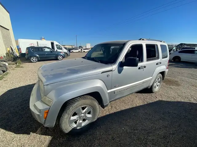 2012 Jeep Liberty 4WD Sport *ONLY FOR PARTS* in Auto Body Parts in Regina - Image 3