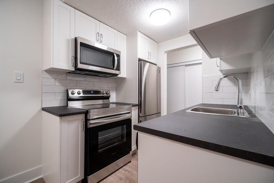 3 Bedroom Apartment for Rent - 720 Queens Ave 3