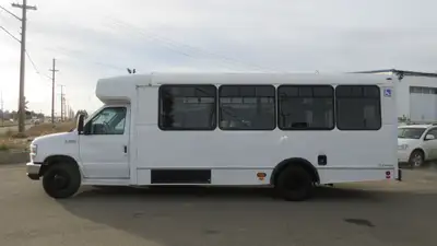 2016 FORD F-450 18 PASSENGER BUS Amvic Licenced... - 18 PASSENGER BUS - 6.8L V10 GAS ENGINE - Transm...