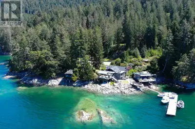 Hands down one of the absolute coolest properties to have come to market. Situated on 2.32 acres of...