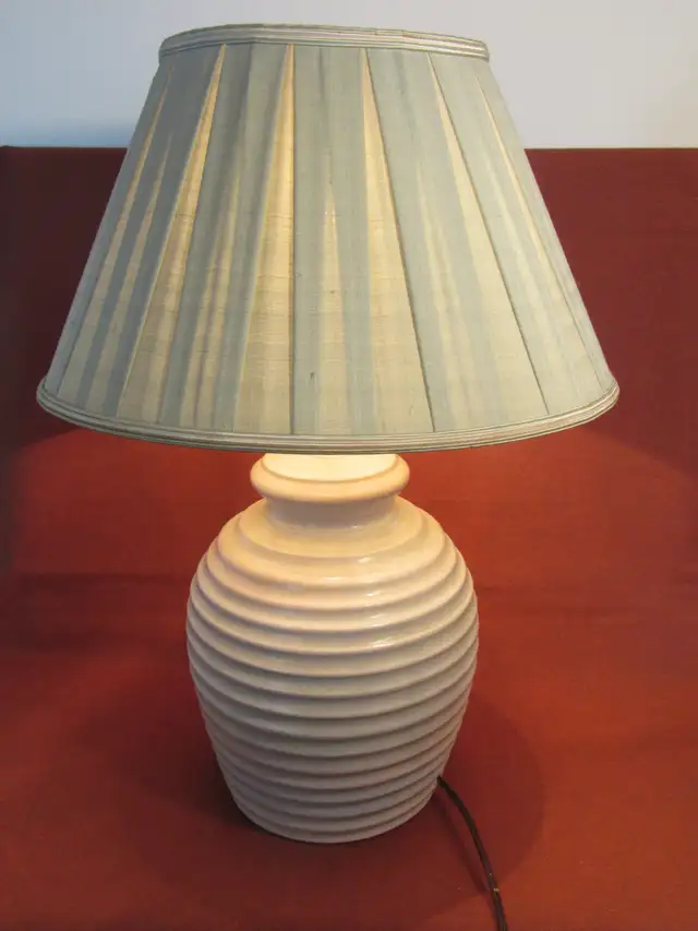 80's Postmodern -Style Ribbed Design Plaster Table Lamp (IKEA?) in Indoor Lighting & Fans in City of Montréal - Image 10