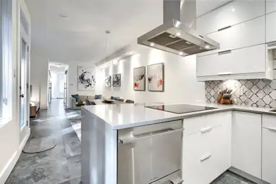 Ville-Marie - Superbe Condo 4 1/2 Meublé avec Cour Arrière