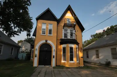1 Bed Loft Top Part House Skylights Century Home Hardwood Soho