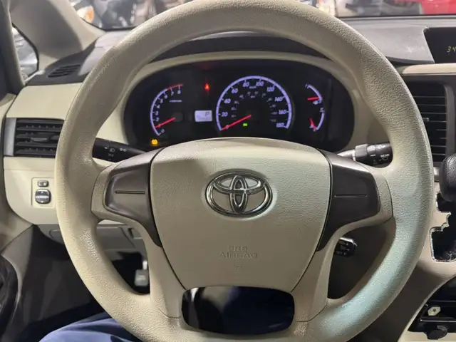 2011 Toyota Sienna LE in Cars & Trucks in City of Montréal - Image 11
