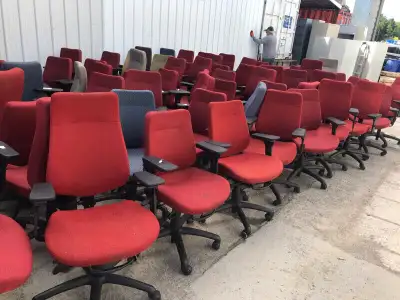 Chaises de bureau à 5 roulettes. Très bonne qualité de chaises. Beaucoup d’ajustement. 25$/ch. Plusi...