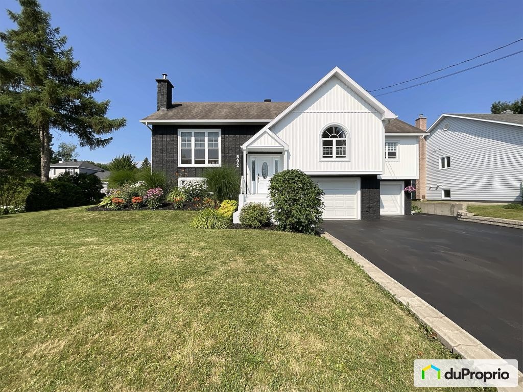 $750,000 - Bungalow for sale in Magog — photo 1