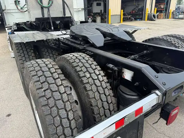 2022 Volvo VNR64T DAYCAB Wetline Included! New Drive Tires in Heavy Trucks in Oakville / Halton Region - Image 4