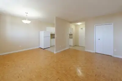1 Bedroom Large Apartment For Rent in Toronto - 90 Eastdale