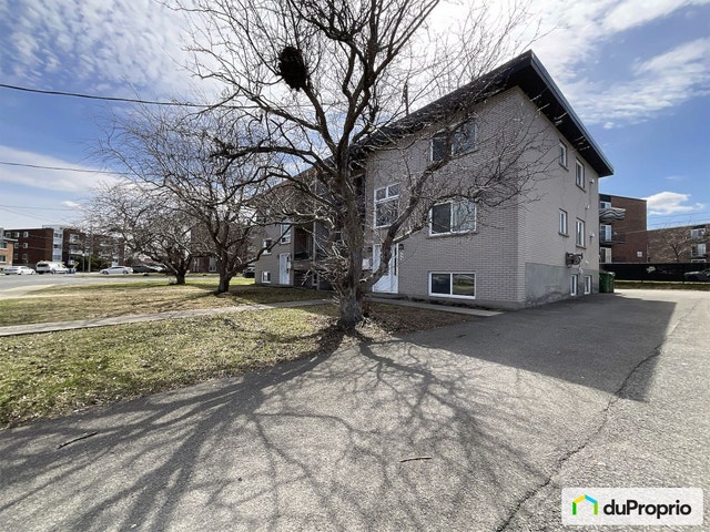 $829,000 - Triplex for sale in La Prairie — photo 1