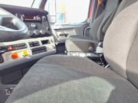 Ryder Stock ID: 282947 Transmission Type/Speed: AUTO 12 Engine: DIESEL DD15 GHG'17 505/1625 Horse Po... (image 8)