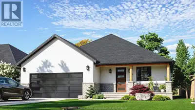Welcome to this newly built home in beautiful Colchester by the reputable Horizon Investment. Offeri...