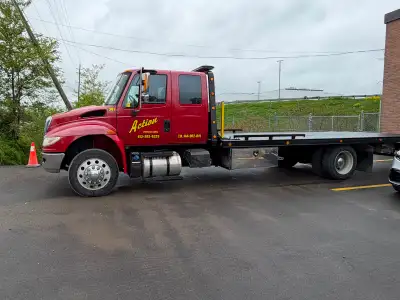 Truck is in excellent shape comes with safety, E-test and warranty. Has Allison transmission and Cum...