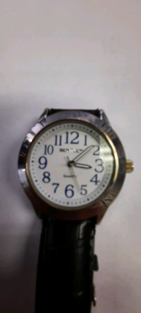 A BENTLEY QUARTZ WATCH 