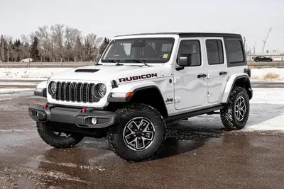 This Jeep Wrangler has a strong Regular Unleaded V-6 3.6 L/220 engine powering this Automatic transm...