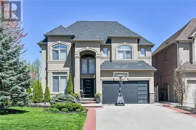 This beautiful and spacious 2 storey dream home, situated in Ancaster, in a prime location of Meadow...