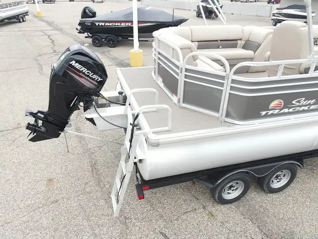2020 Sun Tracker Party Barge 20 DLX -used pontoon boat in Powerboats & Motorboats in Prince Albert - Image 8