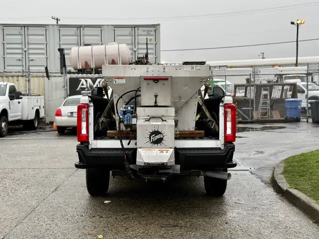 2023 Ford F-250 XL 4X4 Plow Truck with Sander in Heavy Trucks in Regina - Image 10