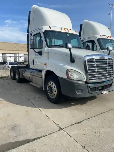 (3) 2013 freightliner casscadia day cabs DD15 505hp 10 speed Eaton MANUAL transmission Aluminum whee...