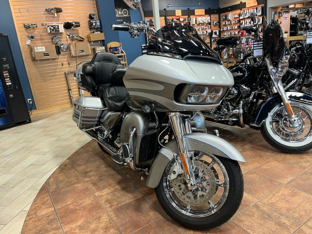 2016 CVO Road Glide Limited in Touring in Calgary - Image 2