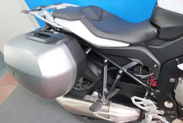 2016 BMW S1000XR in Sport Bikes in City of Montréal - Image 5