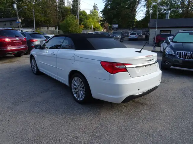 2013 Chrysler 200 Touring in Cars & Trucks in City of Toronto - Image 11