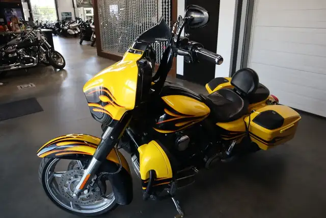 2015 Harley-Davidson FLHXSE - CVO Street Glide in Sport Touring in Strathcona County - Image 6
