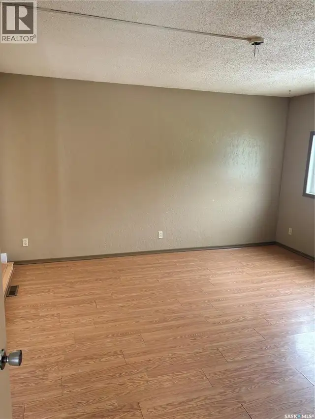 515 King STREET Weyburn, Saskatchewan in Houses for Sale in Regina - Image 4