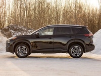 This 2024 Nissan Rogue SV is an excellent choice for drivers seeking a well-equipped, modern SUV wit... (image 4)