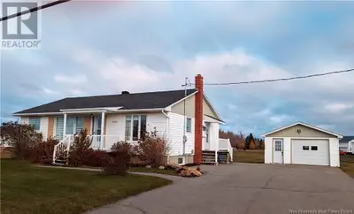 Située pres de la ville de Lameque , sur la rue principale dans le beau petit village de Petit-Lameq...