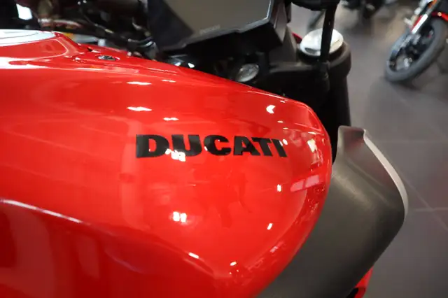 2025 Ducati Diavel V4 Ducati Red in Street, Cruisers & Choppers in Edmonton - Image 5