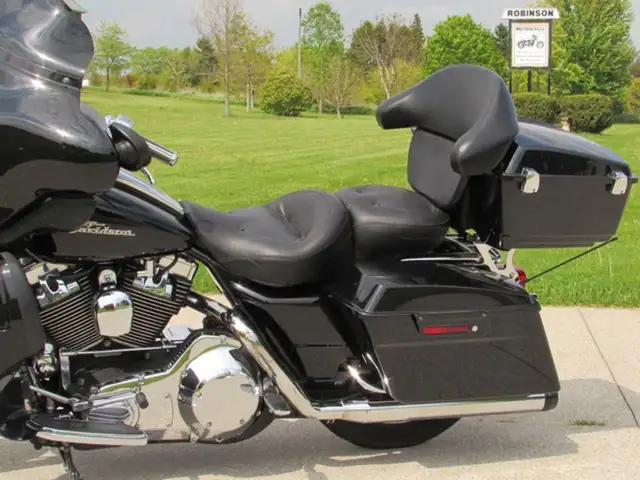 2006 Harley-Davidson FLHX Street Glide Over $9,000 in Great Opti in Sport Touring in Leamington - Image 16