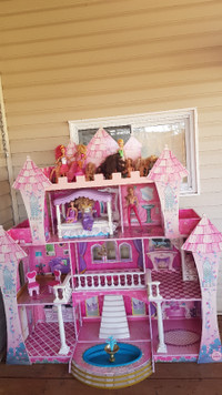 Château Barbie avec quelques accessoires et poupées